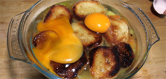 Suppentopf mit Toast und Ei