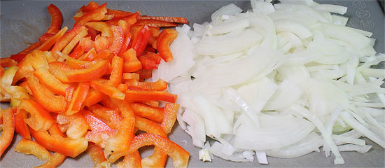 Zwiebel und Peperoni geschnitten