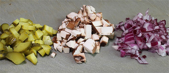 Champignons, Zwiebel und Essiggurke geschnitten