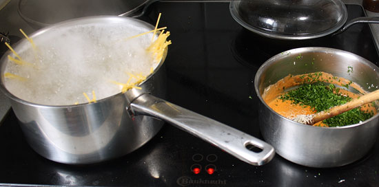 Spaghetti und Sauce gleichzeitig kochen
