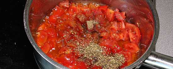 Tomaten würzen und schmoren