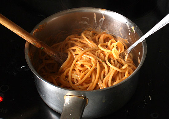 Spaghetti in der Pfanne mit der cinque Pi vermischen