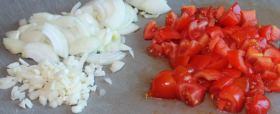 Zwiebel, Knoblauch und Tomaten geschnitten