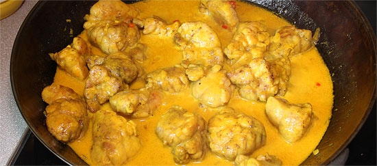 Kalbsmilken in der Currysauce schmoren