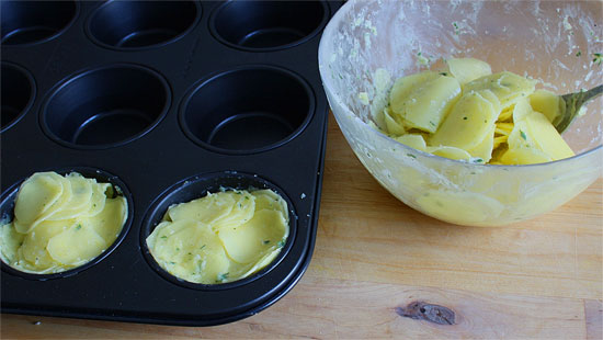 Kartoffelscheiben in die Muffinform geben
