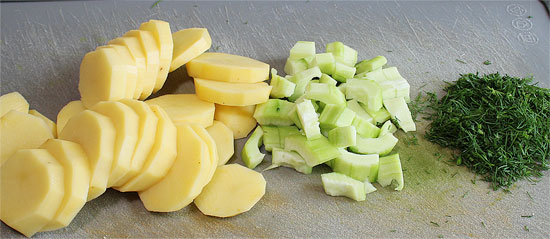 Kartoffeln, Gurke und Dill geschnitten