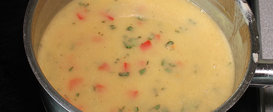 Suppe mit Tomate und Basilikum