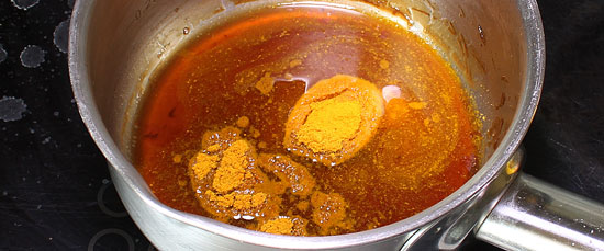 Hühnerbrühe mit Curry und Kurkuma