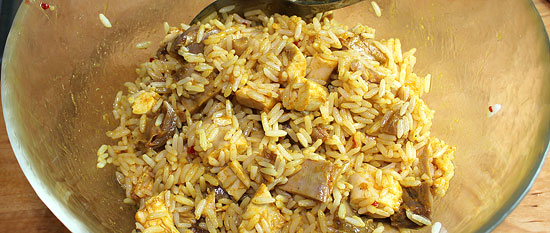 Sauce mit Reis und Huhn vermischt