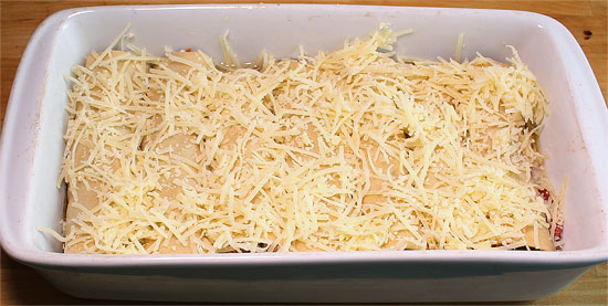 Cannelloni mit Käse bestreuen