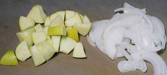 Apfel und Zwiebel geschnitten