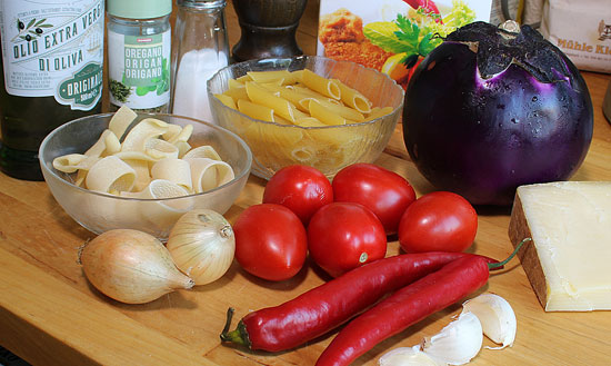 Zutaten Pennegratin mit Aubergine, Peperoncino und Tomate
