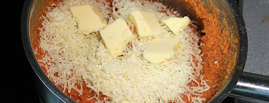Käse und Butter in die Polenta einrühren