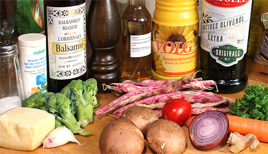 Zutaten frische Borlotti-Bohnen, marinierte Rüebli, Broccoli und Champignons