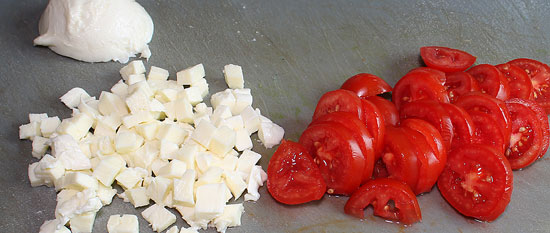 Tomaten und Mozzarella geschnitten