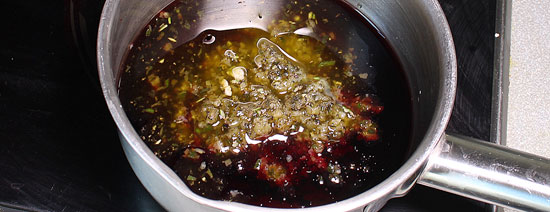 Marinade in Rotwein aufkochen