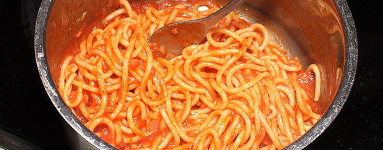 Spaghetti mit der Sauce vermischt
