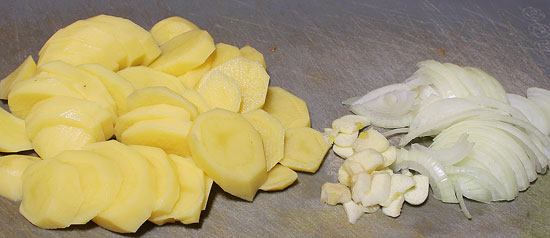 Kartoffeln, Zwiebel und Knoblauch gerüstet