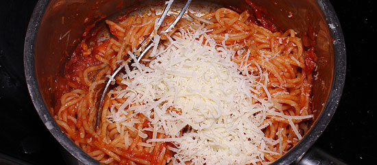 Spaghetti vermischt, mit Sbrinz
