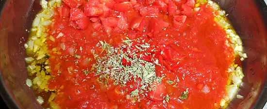 Passata, Tomaten, Peperoncino und Oregano zugeben