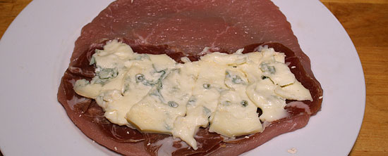 Schnitzel mit Gorgonzola belegt