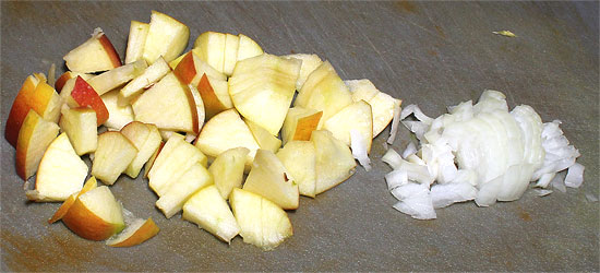 Apfel und Zwiebel gerüstet