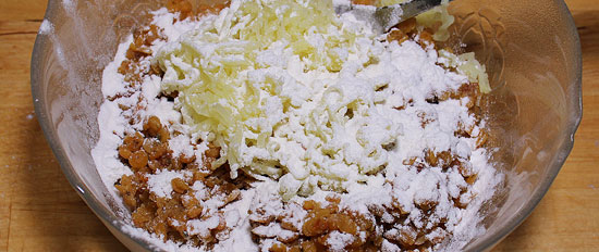 Linsen mit Mehl und Kartoffel vermischen