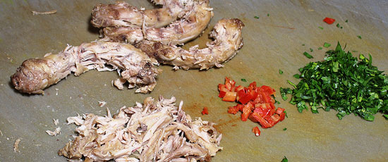 Fleisch vom Hühnerhals abgezupft, Peterslie, Peperoncino