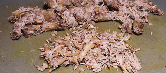 Fleisch von den Hühnerhälsen abfieseln