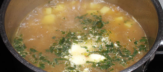 Sauerrahm in die Suppe einrühren