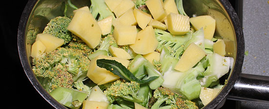 Broccoli und Kartoffeln mitdünsten