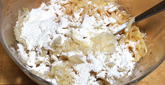 Kartoffel und Sauerkraut mit Ei und Mehl vermischen