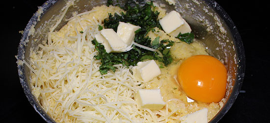 Mais-Griess mit Ei, Käse, Basilikum und Butter