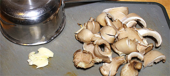 Austernseitlinge gerüstet und Knoblauch