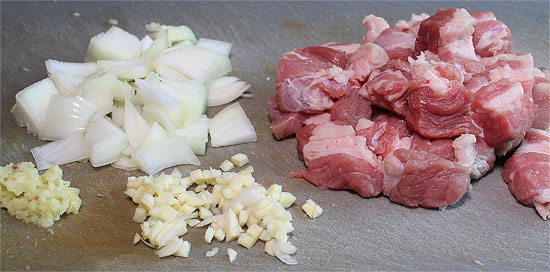 Fleisch und Zutaten geschnitten