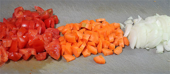Tomaten, Rüebli und Zwiebel geschnitten