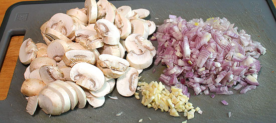 Champignons, Zwiebel und Knoblauch geschnitten