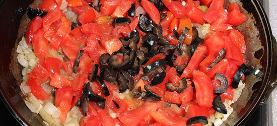 Tomaten und Oliven mitdünsten