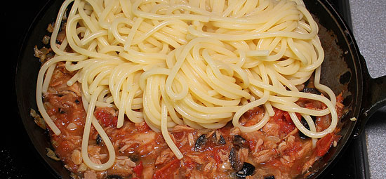 Sapghettoni mit der Sauce vermischen