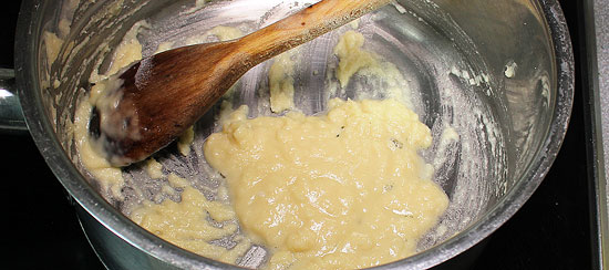 Mehl mit Butter verrühren