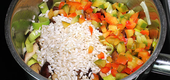 Reis und Peperoni mitdünsten