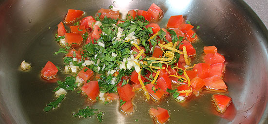 Tomaten mit Petersilie und Knoblauch dünsten