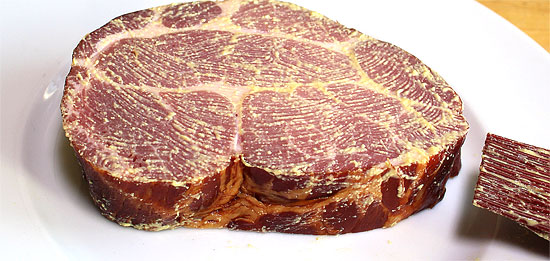 Kasseler-Steak mit Senf bestrichen