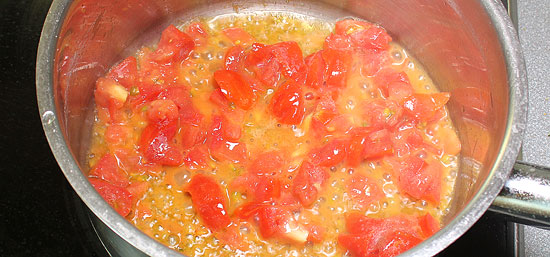 Tomaten für die Tagliatelle andünsten