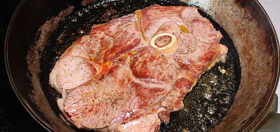Lammgigot-Steak anbraten