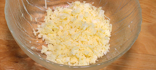 Käse mit Knoblauch vermischt