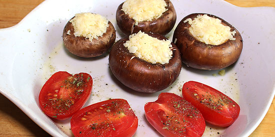 Gefüllte Champignons und Tomaten