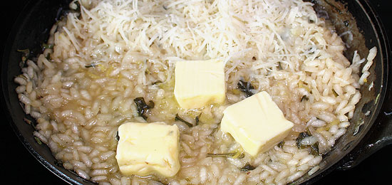 Butter und Käse in den Risotto einrühren