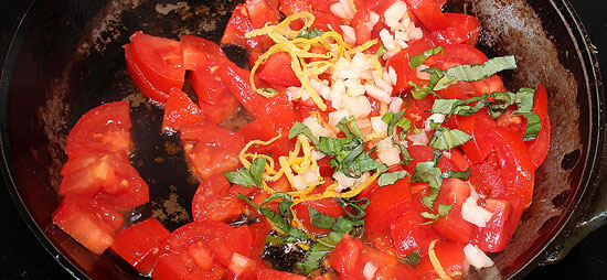 Tomaten mit Knoblauch und Zitronenzesten dünsten