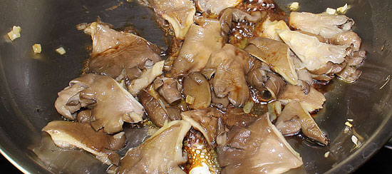 Austernpilze mit Knoblauch und Sojasauce dünsten